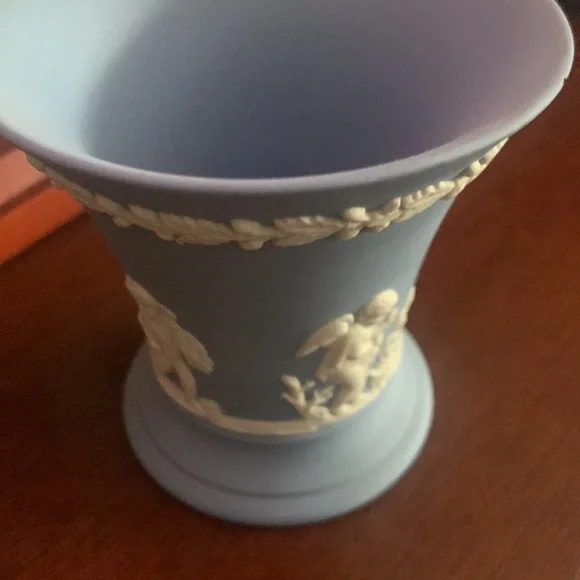 Wedgwood Jasperware Blue and White smallVase 3 1/2 - Picture 2 of 5
